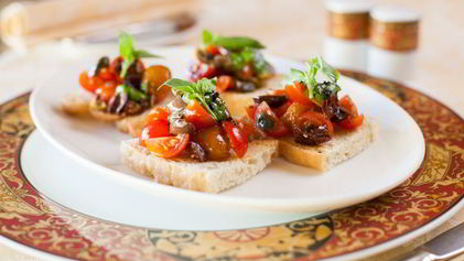 Рецепт Брускетты с помидорами и оливками