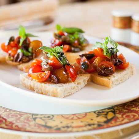 Рецепт Брускетты с помидорами и оливками