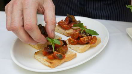 Рецепт брускетты с помидорами и оливками