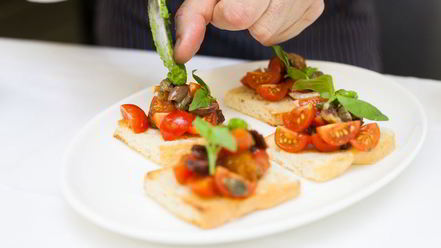 Рецепт брускетты с помидорами и оливками