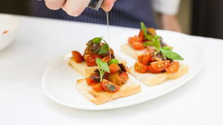 Рецепт брускетты с помидорами и оливками