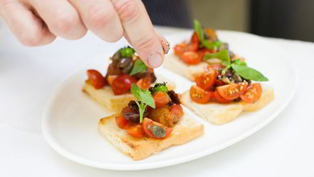 Рецепт брускетты с помидорами и оливками