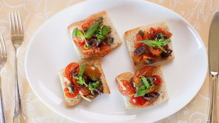 Рецепт брускетты с помидорами и оливками