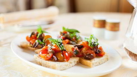Рецепт брускетты с помидорами и оливками