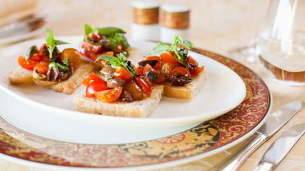Рецепт брускетты с помидорами и оливками