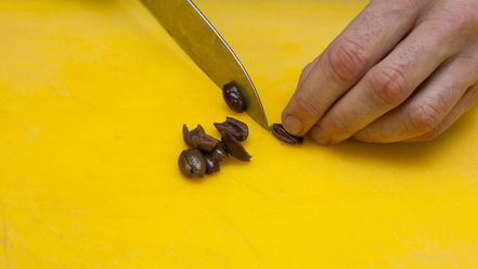 Рецепт брускетты с помидорами и оливками