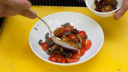 Рецепт брускетты с помидорами и оливками