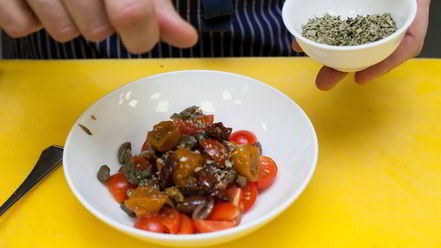 Рецепт брускетты с помидорами и оливками