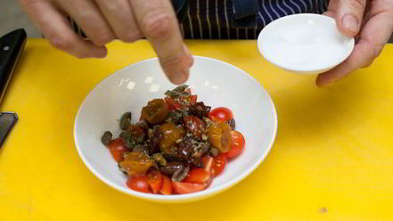 Рецепт брускетты с помидорами и оливками