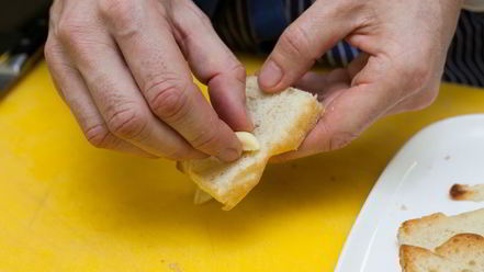 Рецепт брускетты с помидорами и оливками