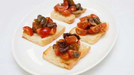 Рецепт брускетты с помидорами и оливками