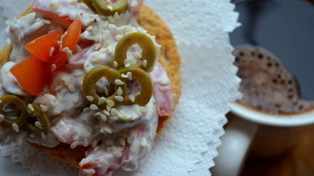 Рецепт брускетты с рыбой и томатами черри