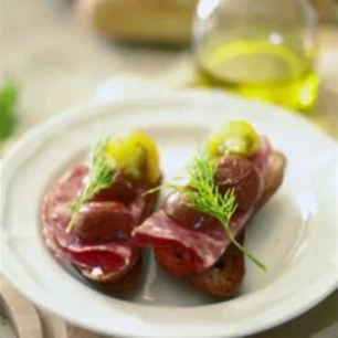 Рецепт Брускетты с салями и печеными помидорами