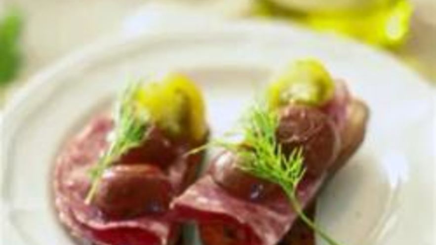 Рецепт брускетты с салями и печеными помидорами