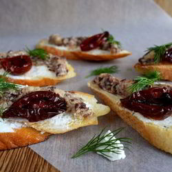 Рецепт Брускетты с сардинами и сливочным сыром