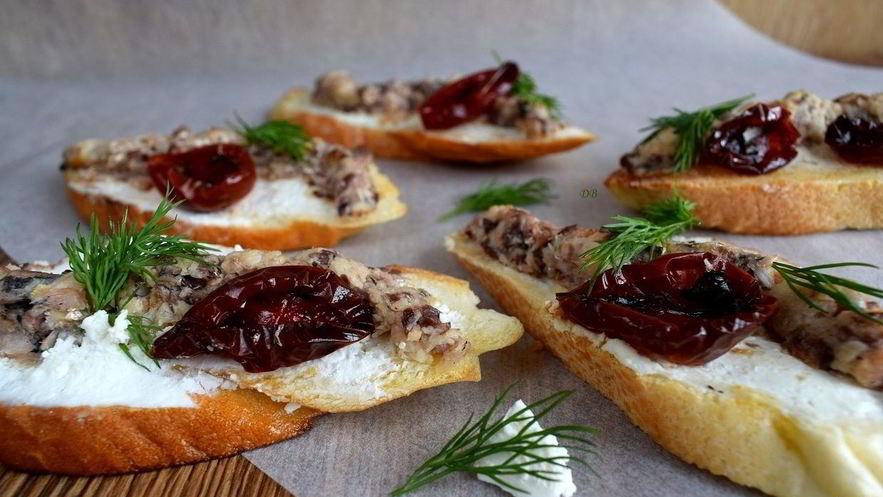 Рецепт брускетты с сардинами и сливочным сыром