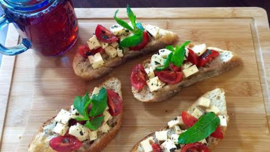 Рецепт брускетты с сулугуни