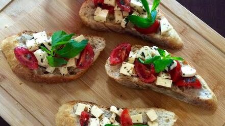 Рецепт брускетты с сулугуни