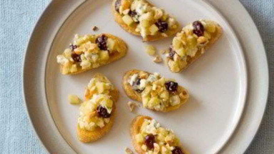 Рецепт брускетты с сырами, сушеной вишней и орехами