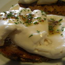 Рецепт Брускетты с теплым козьим сыром и уксусно-горчичной заправкой