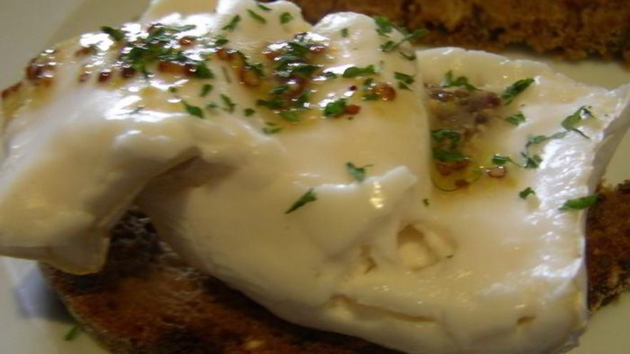 Рецепт брускетты с теплым козьим сыром и уксусно-горчичной заправкой