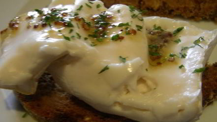 Рецепт брускетты с теплым козьим сыром и уксусно-горчичной заправкой