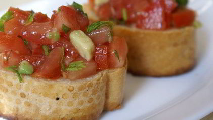 Рецепт Брускетты с томатами и авокадо