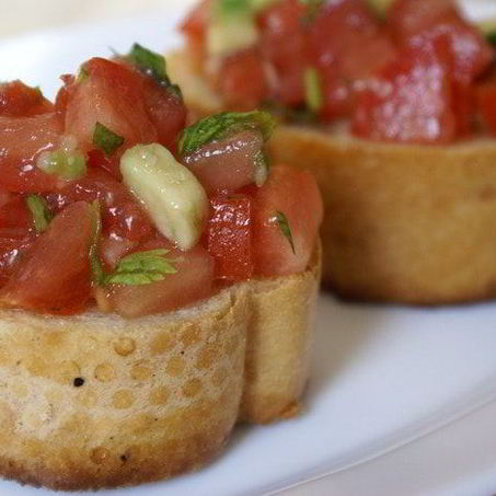 Рецепт Брускетты с томатами и авокадо