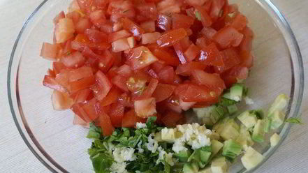 Рецепт брускетты с томатами и авокадо