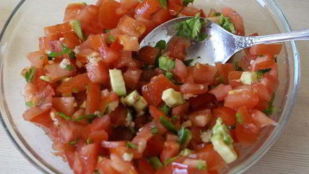 Рецепт брускетты с томатами и авокадо