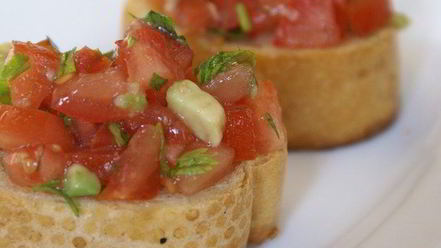 Рецепт брускетты с томатами и авокадо