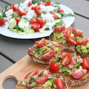 Рецепт Брускетты с цукини, зеленым луком и беконом