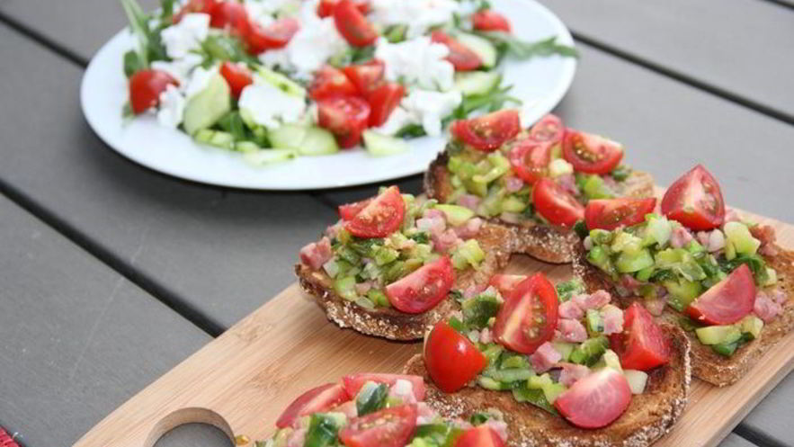 Рецепт брускетты с цукини, зеленым луком и беконом