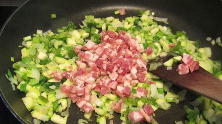 Рецепт брускетты с цукини, зеленым луком и беконом