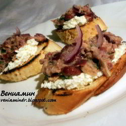 Рецепт Брускетты с тунцом, фасолью и творожным сыром