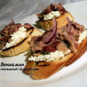 Рецепт Брускетты с тунцом, фасолью и творожным сыром