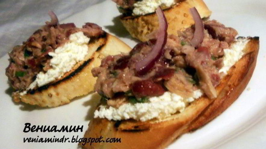 Рецепт брускетты с тунцом, фасолью и творожным сыром