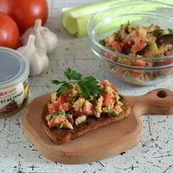 Рецепт Брускетты с тунцом и сельдереем