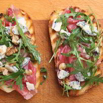 Брускетта с ветчиной