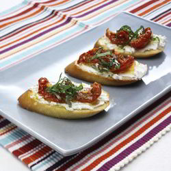 Рецепт Брускетты с вялеными помидорами и козьим сыром