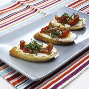 Рецепт Брускетты с вялеными помидорами и козьим сыром