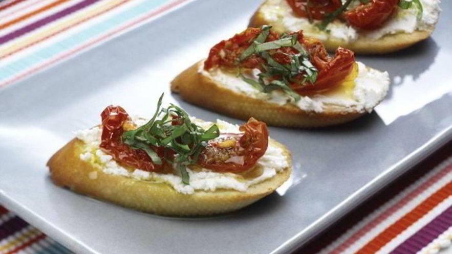 Рецепт брускетты с вялеными помидорами и козьим сыром