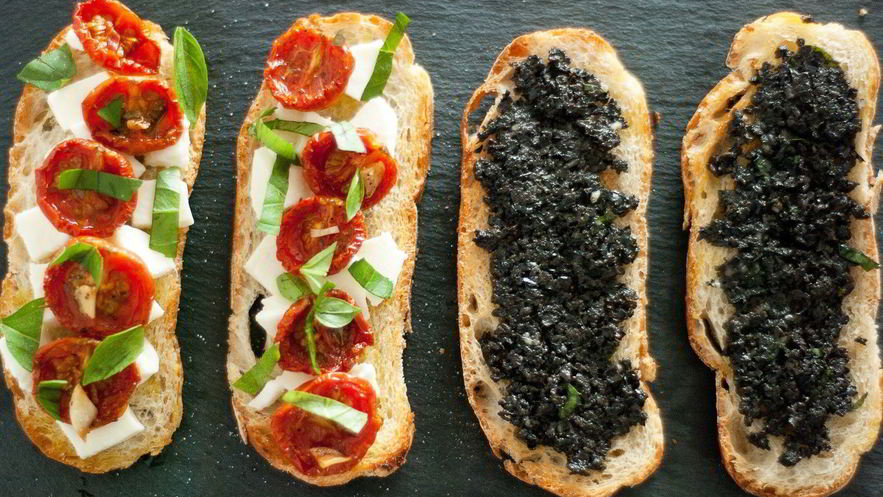 Рецепт брускетты с вялеными томатами и оливковым тапенадом