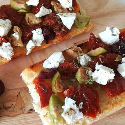 Рецепт Брускетты с вялеными томатами, оливками и брынзой