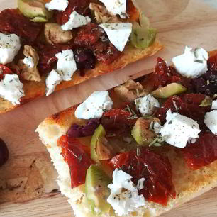 Рецепт Брускетты с вялеными томатами, оливками и брынзой