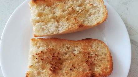 Рецепт брускетты с вялеными томатами, оливками и брынзой