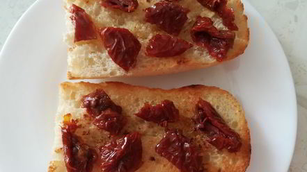 Рецепт брускетты с вялеными томатами, оливками и брынзой