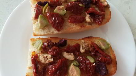 Рецепт брускетты с вялеными томатами, оливками и брынзой