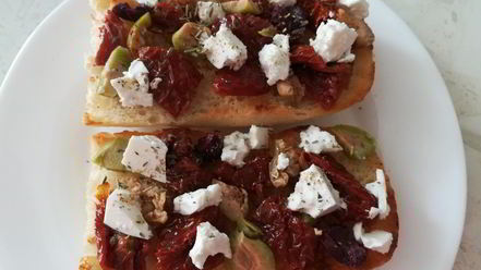 Рецепт брускетты с вялеными томатами, оливками и брынзой