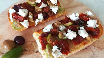 Рецепт брускетты с вялеными томатами, оливками и брынзой